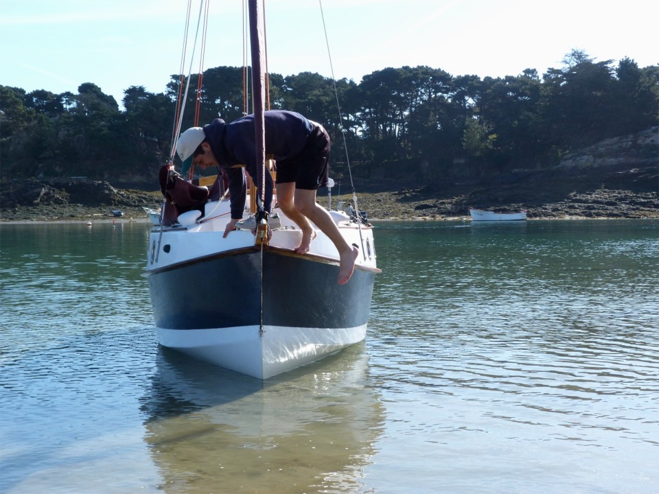 Echouage au mouillage de La Chambre, coté sud-est de l'île. Pierre n'envisage pas de se baigner, le PocketShip ne cale que 40 cm, et on ne se mouille que jusqu'au genou (enfin les nains,Echouage au mouillage de La Chambre, coté sud-est de l'île. Pierre n'envisage pas de se baigner, le PocketShip ne cale que 40 cm, et on ne se mouille guère que jusqu'au genou.  plutôt mimollette). 