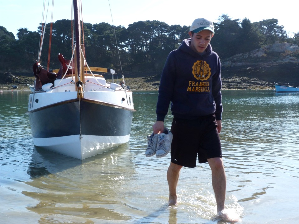 Ce faible tirant d'eau simplifie les problèmes d'annexe... sauf qu'en mars, la Manche est froide ! 