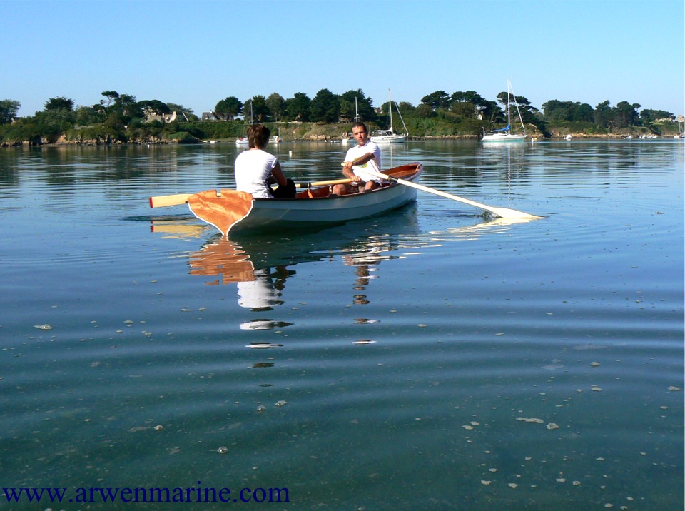 Ici Matthieu utilise la position de nage avant pour qu'Alice puisse s'assoir &agrave; l'arri&egrave;re sans influence sur l'assiette de la yole. 