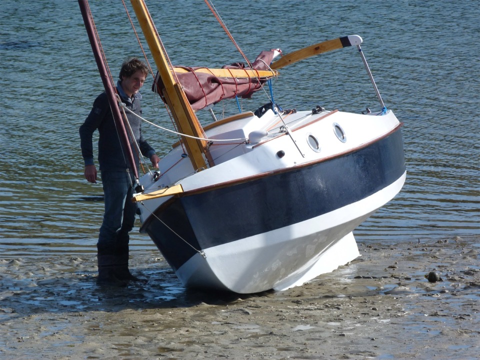 La carène du PocketShip est simplissime, et le bandeau bleu marine allège un peu sa silhouette volumineuse. 