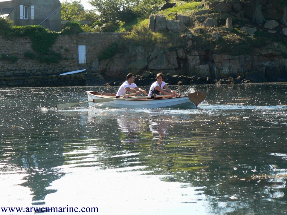 La grande longueur de flottaison en charge alli&eacute;e &agrave; la finesse de la yole lui donne un superbe potentiel de vitesse dans ces conditions de calme plat.
