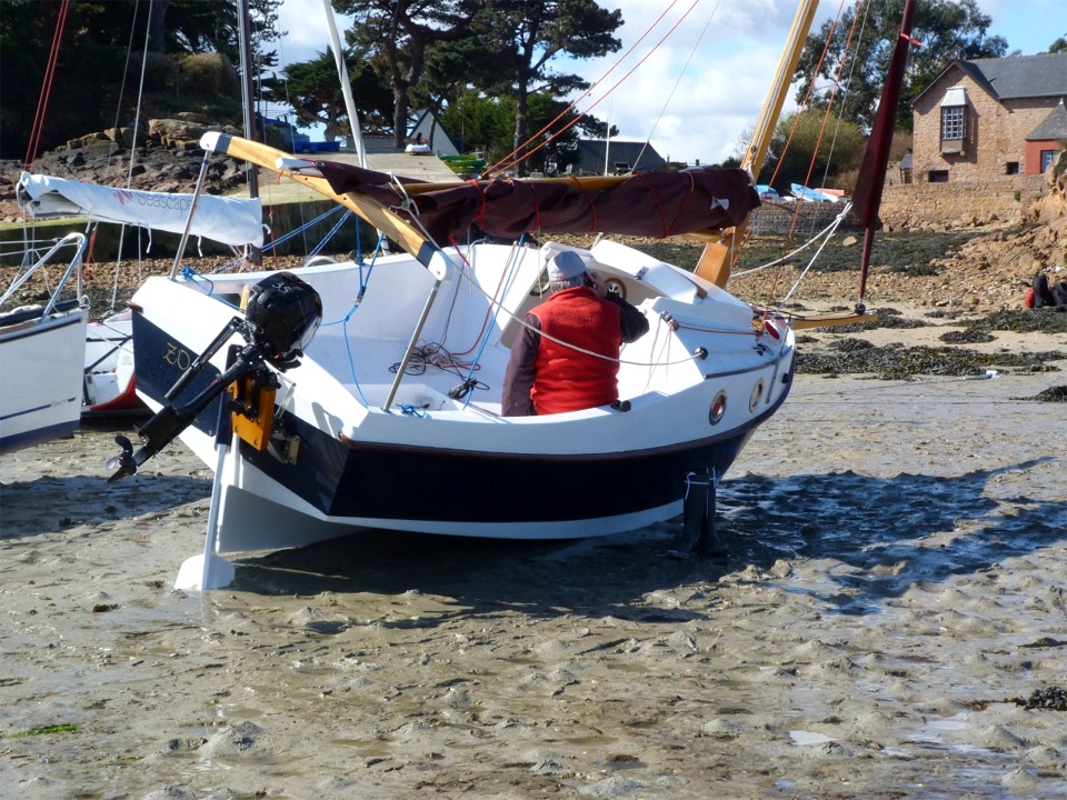 Devine d'où je t'appelle ! Il faudra penser à amarrer la barre dans l'axe pour échouer le PocketShip, sans quoi la plaque d'extrémité du safran risque de travailler. Cette plaque sert à optimiser le rendement du safran peu profond en évitant les trubulences générées par le mélange des flux intrados-extrados en bas du profil. 