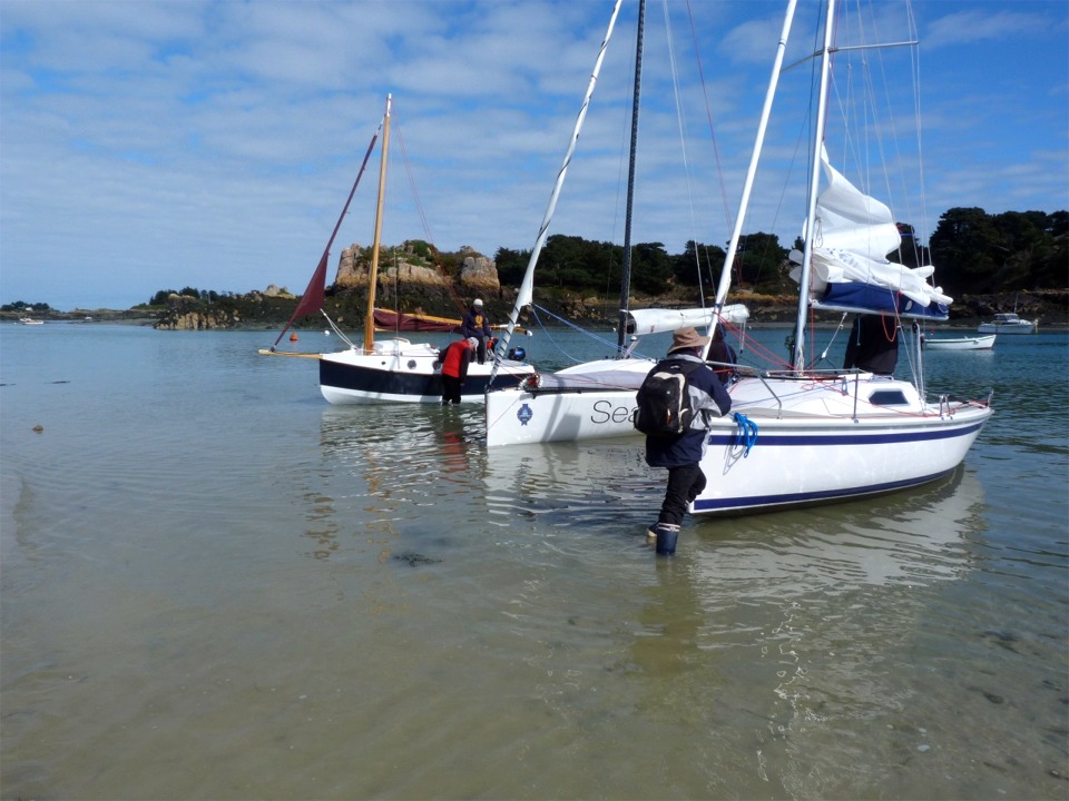 La marée a suffisamment remonté et nous repartons vers Lézardrieux, en passant par l'île Verte et la poussière d'îlots qui émaillent la face ouest de Bréhat. 