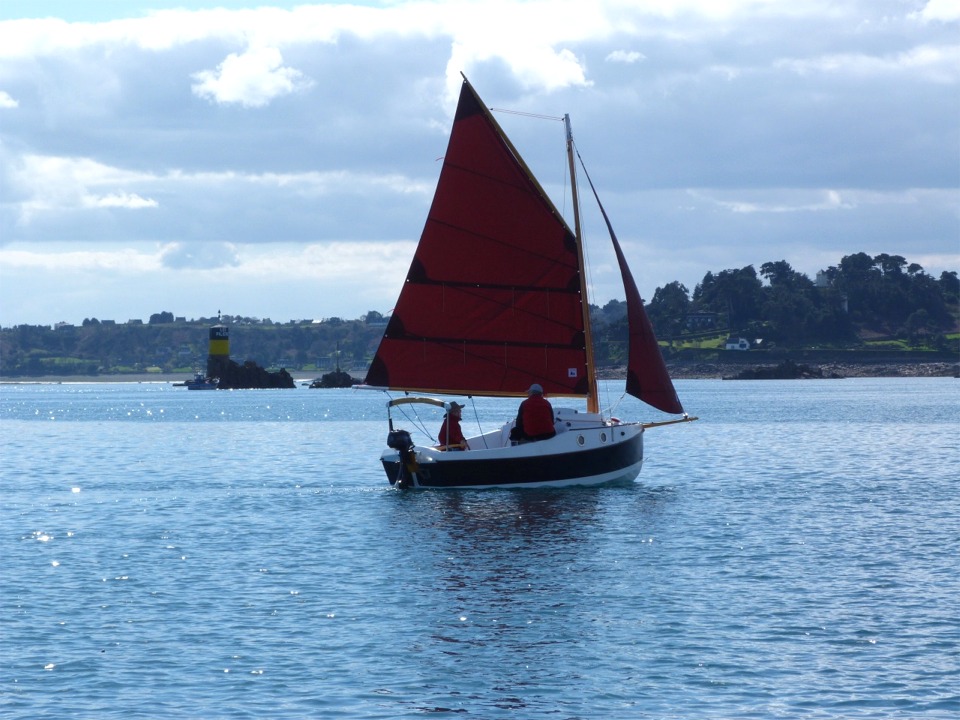 Je suis maintenant sur le bateau accompagnateur, une grosse plate en alu prêtée par Les Glénans, ce qui me permet de faire des "photos d'extérieur" du PocketShip. Pierre est sur le Seascape et Eric a rejoint Bruno sur le PocketShip. 