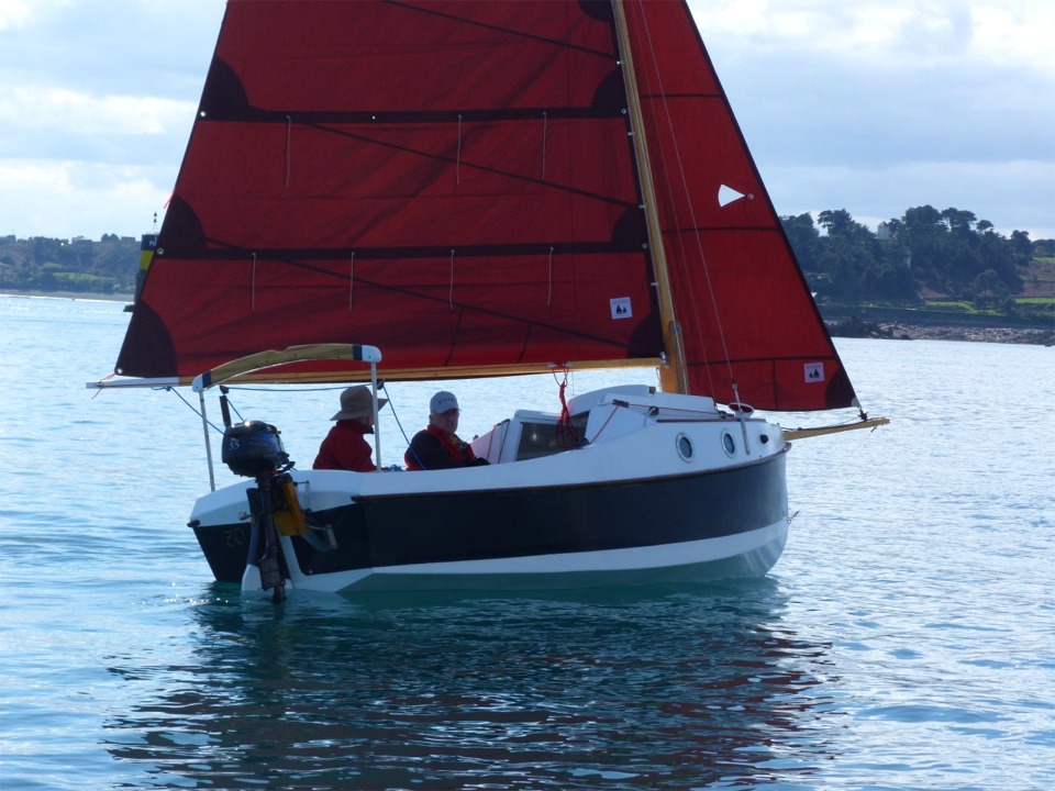 Au vu de ces images, l'architecte du PocketShip, John Harris, m'a dit qu'il serait bon d'ajouter les 70/80 kg de gueuses de lest interne optionnel à l'avant du puits de dérive afin d'enfoncer un peu l'avant et décoller l'arrière. 