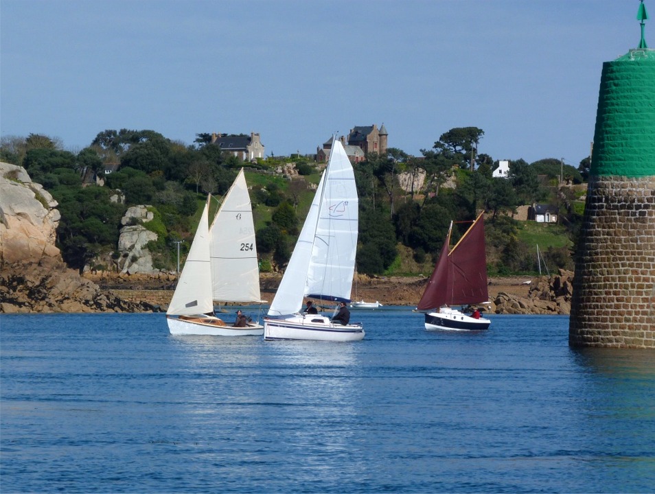Nous repassons devant les Pierres Noires : Gazelle, Sailart et PocketShip. 