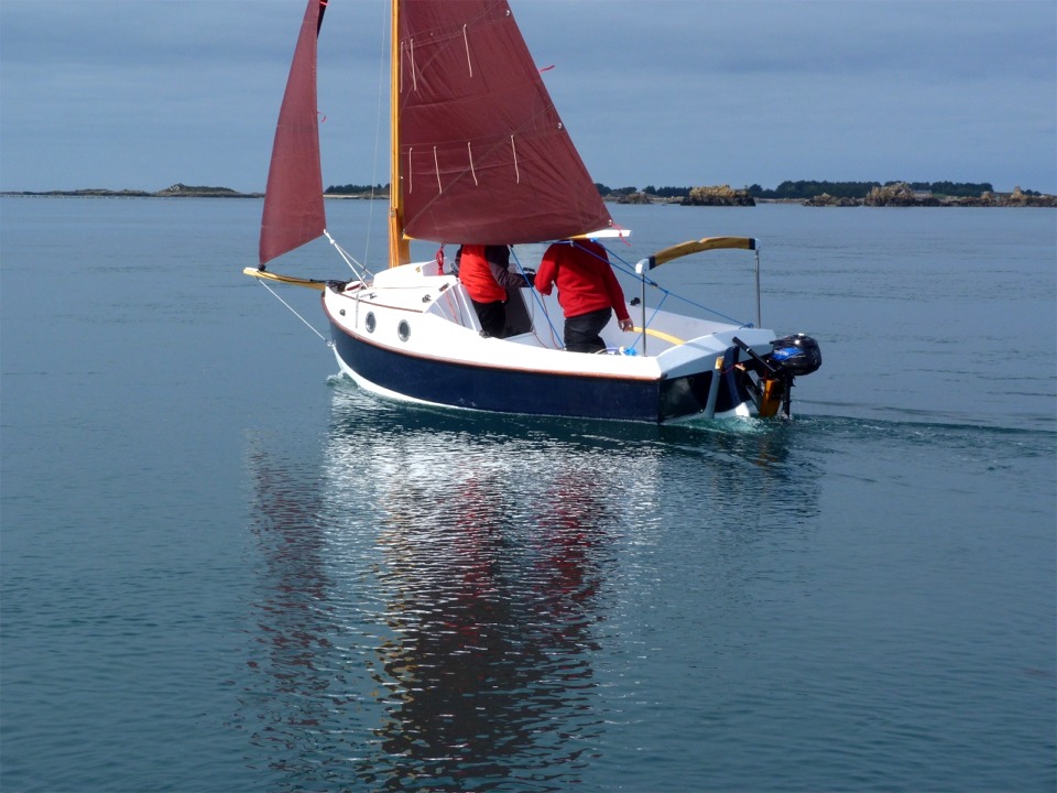 Un petit coup de moteur pour aider à étaler le courant de flot jusqu'à rejoindre le Trieux. 