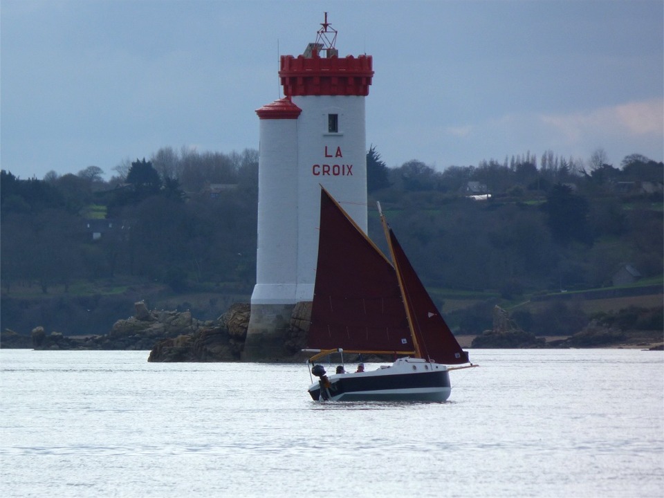 Passage au pied du phare de La Croix, qui donne l'alignement pour entrer dans le Trieux. 