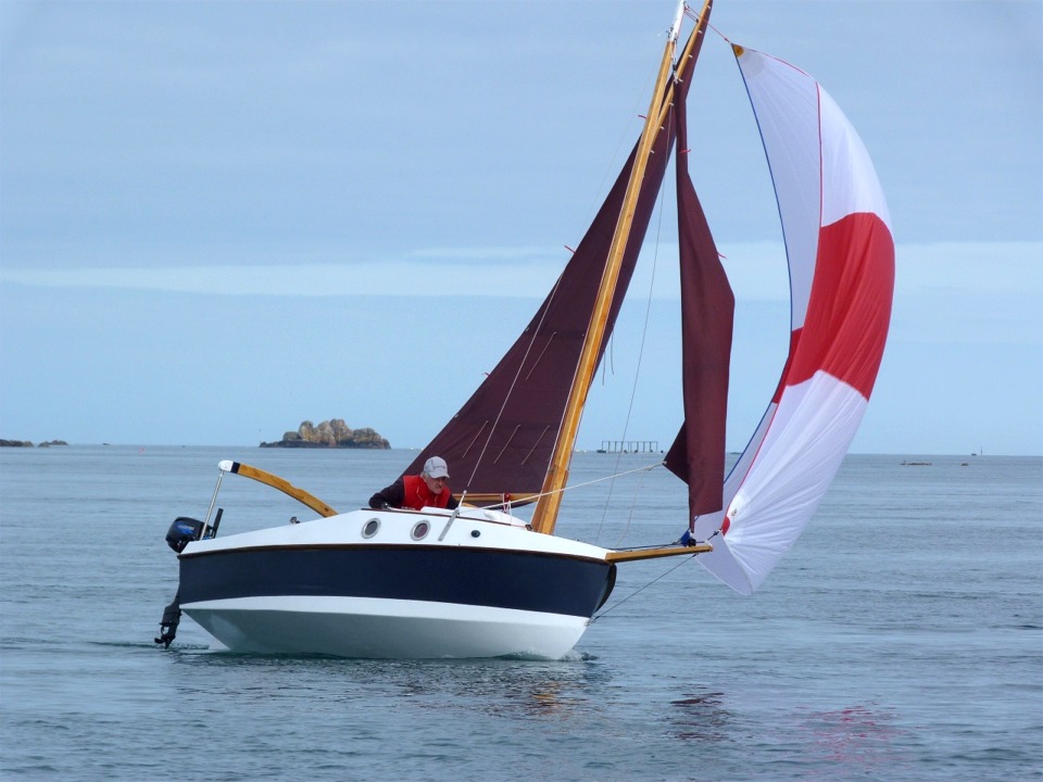 Bruno monte au rappel sous une risée. 