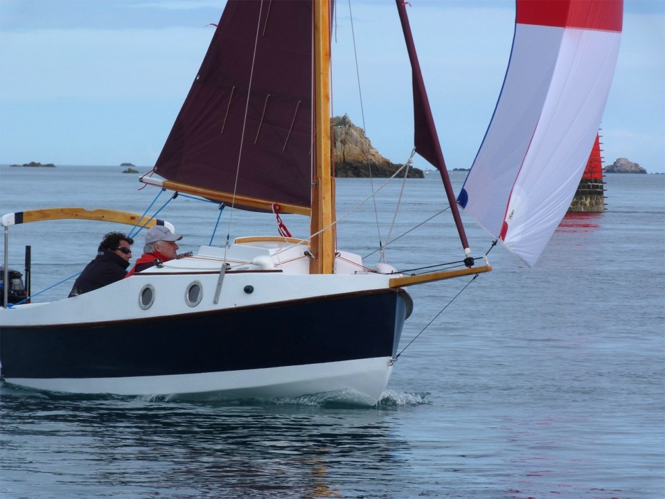 Le petit spi asymétrique peut être porté assez près du vent, et Bruno profite des enseignements de Pierre-Marie. 