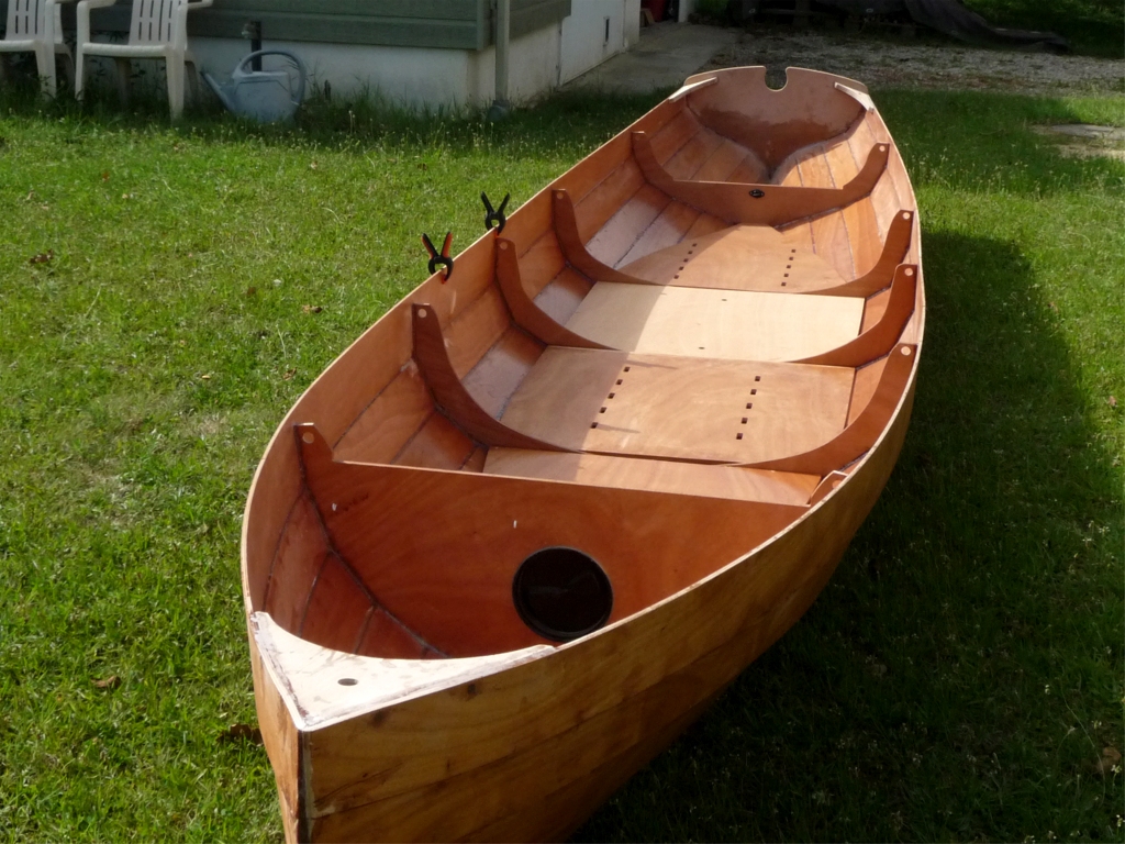 Cette Yole de Chester vous parait un peu &eacute;trange ? C'est normal ! Jean-Claude l'a allong&eacute;e de 49 centim&egrave;tres afin de pouvoir installer deux coulisses d'aviron : la yole standard est juste un peu trop courte pour cela. Elle est con&ccedil;ue pour la nage en double, mais sans coulisses. Les deux pinces sur le haut du carreau mat&eacute;rialisent la longueur ajout&eacute;e. Jean-Claude a aussi ajout&eacute; une troisi&egrave;me membrure et un quatri&egrave;me plancher. 