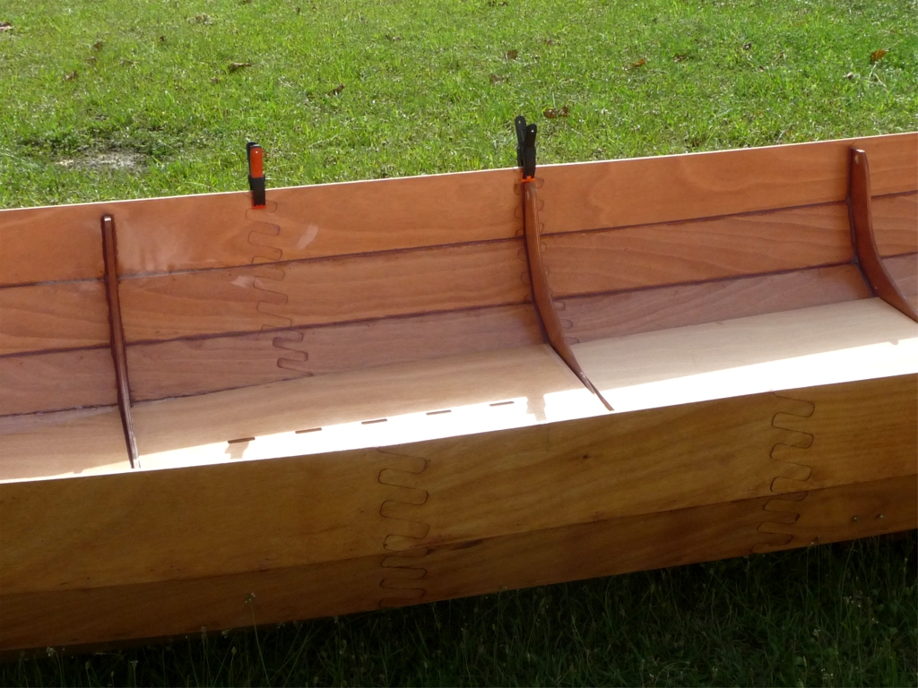 Jean-Claude a intercal&eacute; de petites allonges entre les deux moiti&eacute;s de chacune des virures de sa yole. Admirez le soin exquis avec lequel il a reproduit la d&eacute;coupe des joints digitaux afin d'ins&eacute;rer ses allonges de 49 centim&egrave;tres ! 