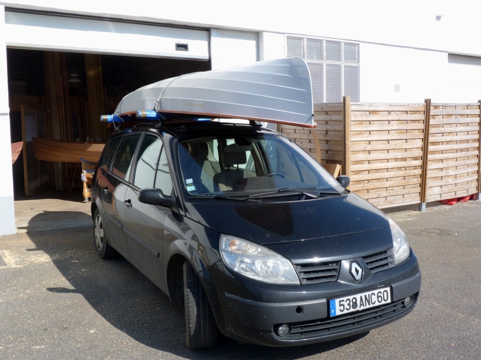 Et c'est le retour à l'atelier : je rapporte la Yole de Chester de Jean, sur laquelle je dois renforcer la liaison des têtes de la membrure avant avec le bordé et ajouter une bande-molle en laiton sous le skeg. 