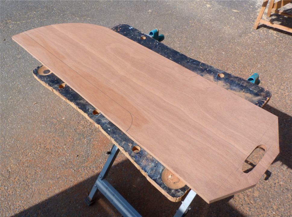 J'ai découpé la dérive du Skerry Gustave, que je vais maintenant profiler : pas question de chercher à arriver à un profil NACA, il s'agit juste de créer une ogive sur le profil avant et d'affiner le bord de fuite. 