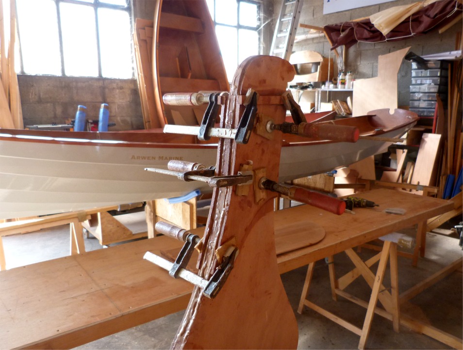 Gouvernail que voici, en collage final. Il est constitué de 7 pièces : une âme de même épaisseur que le safran, deux joues, deux renforts de tête et deux supports de barre latéraux. 