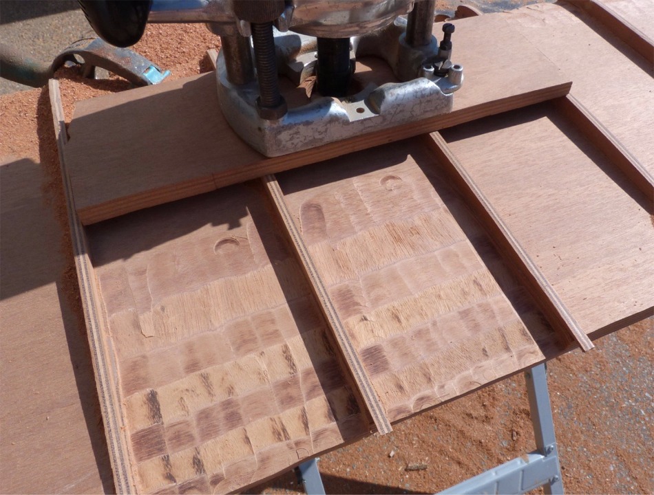 J'ai collé ces guides sur la dérive à la colle thermique. J'ai vissé une plateforme en CP sous la semelle de la défonceuse afin qu'elle chevauche au minimum 3 guides quelle que soit sa position sur un intervalle. J'ai monté une fraise droite sur la défonceuse et j'ai réglé sa profondeur à 12 mm, hauteur maximum de mes guides. Plus qu'à promener la défonceuse sur la dérive en prenant soin de ne pas couper les guides sur les cotés. 