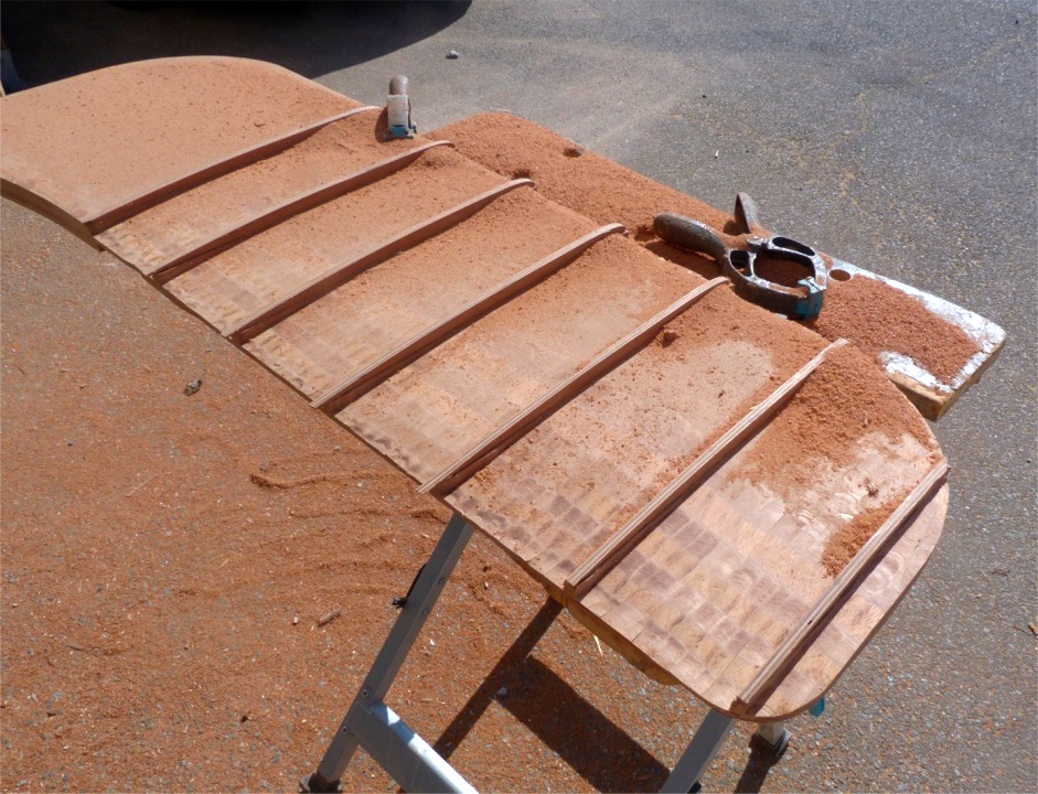 Et voila ce que ça donne après quelques minutes... J'ai commencé par chercher un profil NACA pour un profil de 24 mm d'épaisseur et de 360 mm de corde : le plus proche est le NACA0008 (00 siginife l'absence de cambrure dans le profil, qui est donc symétrique, et 08 est son épaisseur = 8% de la corde). En l'occurence, il me faudrait 6% : j'ai donc augmenté un peu le "pas" des cotes, puis j'ai tracé le demi profil sur du CP de 6 mm que j'ai découpé et "lissé" à la ponceuse à bande. 