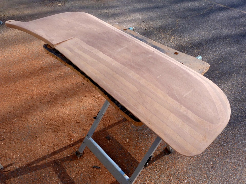 Phase 2 (ponceuse à bande) ébauchée, il reste des zones à reprendre, en particulier sur le bord d'attaque : la courbure y est trop forte pour que la plateforme sous la défonceuse puisse la suivre de façon régulière, et on doit faire varier l'angle de travail de la fraise, ce qui cause des irrégularités de profondeur. 