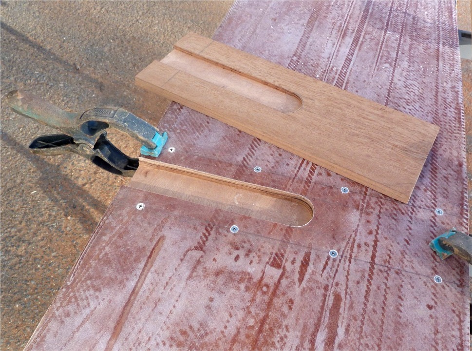 Je reviens sur les flancs du puits de dérive : j'ai découpé une rainure qui recevra les pivots de la dérive : ceux ci sont de simples rondelles de CP de 12 mm d'épaisseur et de 38 mm de diamètre, une sur chacune des faces de la dérive : celle-ci peut être insérée et retirée comme une dérive sabre, et elle pivote quand elle est en butée basse. Une plaque de 12 mm avec une glissière de 6 mm de profondeur découpée à la défonceuse sera vissée-collée derrière chacun des flancs du puits de dérive, portant ainsi la profondeur de la glissière à 12 mm (dès que j'ai fini avec la calculette, je vous la passe). 