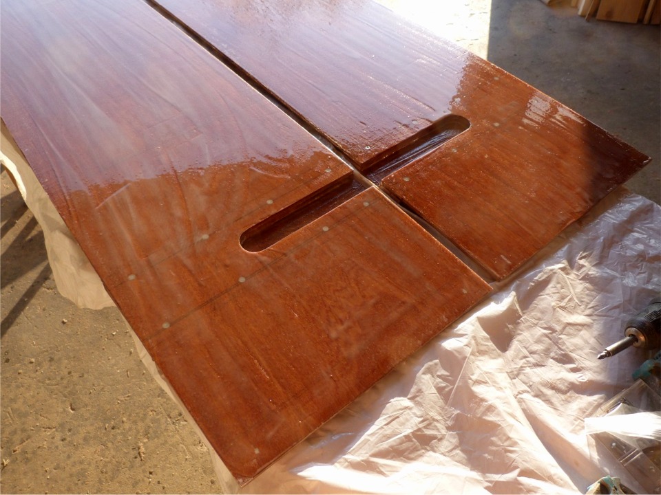 Une fois les plaques vissées et collées, je passe une couche d'époxy légèrement chargée sur toute la surface (déjà stratifiée, puis poncée). En utilisation, j'ajouterai un "verrou" afin d' éviter que la dérive glisse hors du puits si le bateau chavire : une simple rêglette glissée dans la rainure de chaque coté après la dérive et verouillée par une clavette.