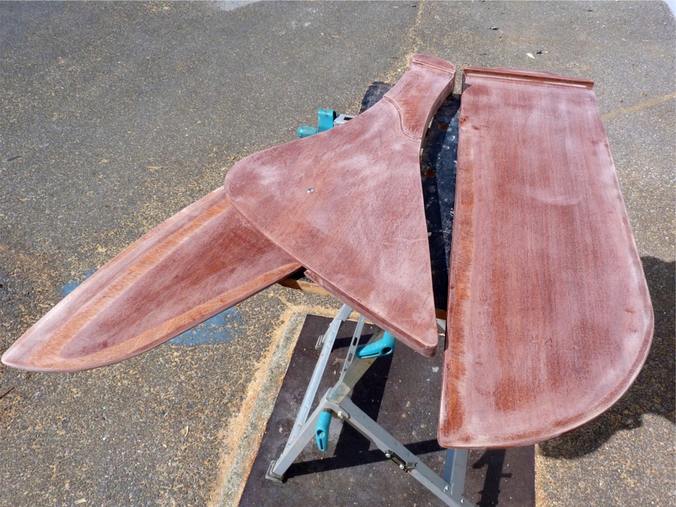 Voici le gouvernail et la dérive sabre du Skerry Gustave : tous deux ont déjà reçu une couche d'imprégnation époxy, que je viens de poncer en vue d'en passer une seconde. 