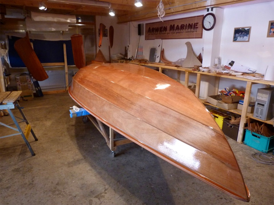 Je viens de passer la seconde couche d'époxy sur l'extérieur de la coque de Gustave, ainsi que sur son safran, son gouvernail, sa dérive et celle du Grand Skerry (de droite à gauche à l'arrière plan). 