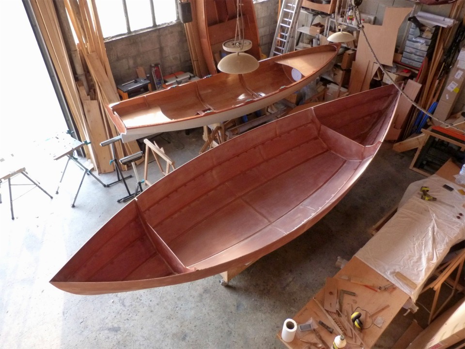 Christophe, en visite à l'atelier ce mardi, a exprimé un certain scepticisme sur le fait que ce Grand Skerry serait fini pour naviguer au rassemblement du Lac d'Orient : on va voir, mais c'est vrai qu'il y a ncore pas mal de travail... 