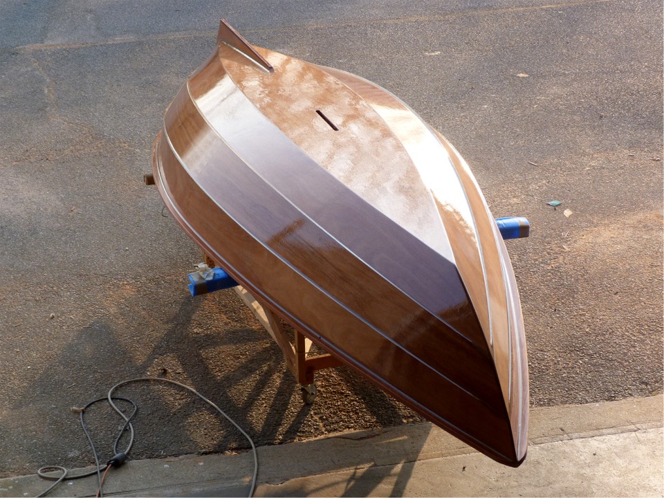 Une petite photo du Skerry Gustave, tout brillant dans sa seconde couche d'époxy (enfin seconde sur les bordés 2 et 3, car c'est la quatrième sur le fond de la coque, avec la stratification), avant que je la ponce encore afin de préparer la surface pour la peinture. Mais j'ai déjà vu que je devrai faire des retouches d'époxy car il reste des irrégularités de surface. 