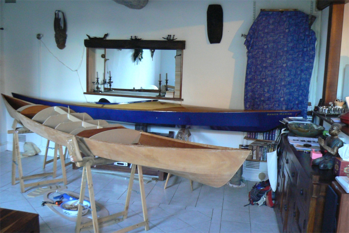 Non content de ce premier Shearwater Sport Hybride, Christian a r&eacute;cidiv&eacute; et en a construit un second ! On voit ici la coque assembl&eacute;e avec une partie des couples temporaires de construction du pontage, qui se construit sur le bateau en l'utilisant comme moule, puis est s&eacute;par&eacute;, stratifi&eacute; puis r&eacute;assembl&eacute;. 