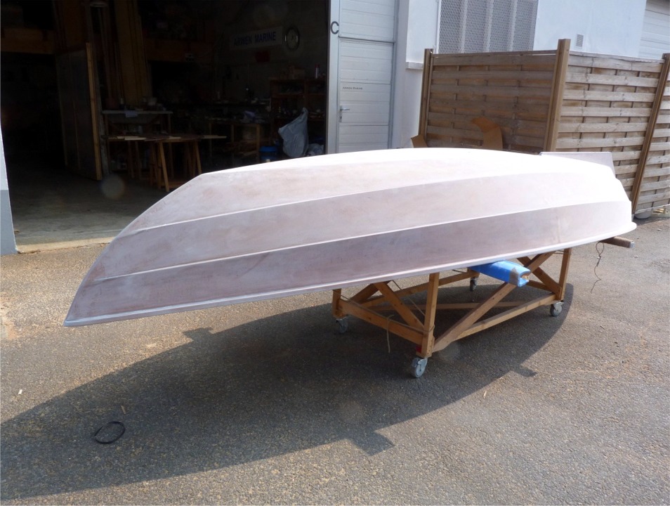 Je viens de poncer Gustave, que voici déguisé en loukoum, couvert de la poussière gris-blanc de l'époxy fraîchement pulvérisée pendant trois heures d'un travail assez ingrat, il faut bien le dire. Mais je suis maintenant certain d'avoir une surface impeccablement lisse sous ma peinture, après un nouveau ponçage partiel, car j'ai fait ensuite quelques retouches sur des creux.