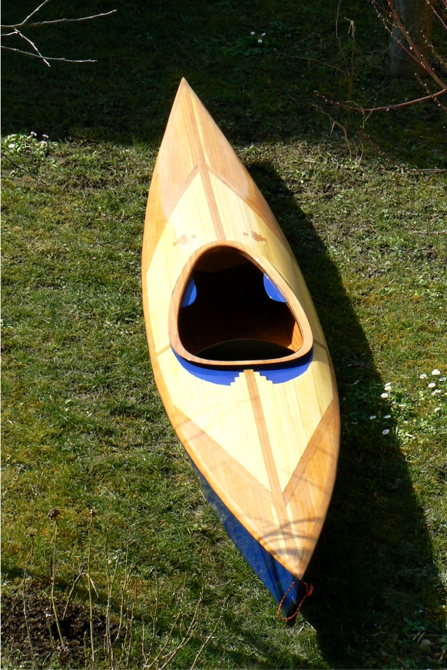 Le voila termin&eacute; : magnifique ! La formule hybride permet de combiner la beaut&eacute; du pont latt&eacute; (la partie qui se voit le plus) avec la rapidit&eacute; de construction de la coque en contreplaqu&eacute; cousu-coll&eacute;. 