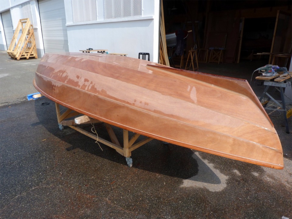 Rinçage à grande eau pour évacuer la poussière et vérifier l'aspect de surface : le "mouillé" donne un brillant qui met en valeur le moindre défaut. On me dit que certains constructeurs posent un T-shirt mouillé sur la coque pour mieux voir ses défauts. Cette pratique serait dérivée des concours de T-shits mouillés, très appréciés des jeunes esthètes. 