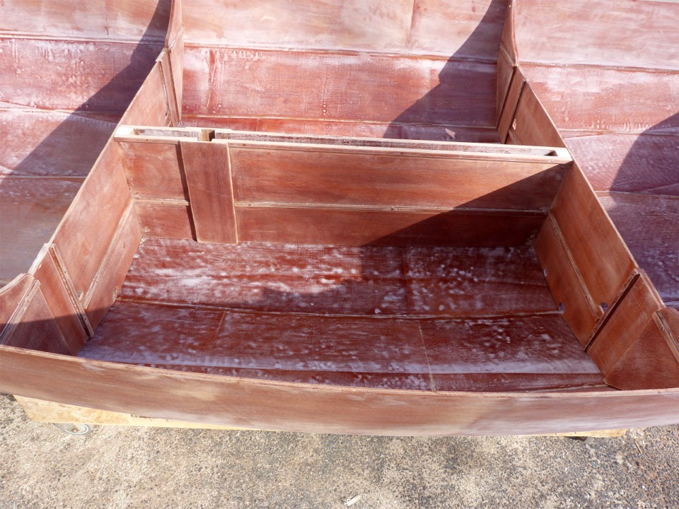 Gros plan sur le flanc bâbord du puits de dérive : le réservoir de ballast liquide bâbord occupera le volume sous les baguettes horizontales fixées sur le puits et les cloisons, qui guideront le collage du couvercle du ballast, qui sera aussi le fond du cockpit central, et à l'intérieur des baguettes verticales fixées sur les cloisons, qui guideront le collage du flanc du caisson étanche latéral moussé. Je ne pense pas faire communiquer les réservoirs bâbord et tribord, qui auront chacun leur nable de remplissage/vidage, leur second nable de vidage arrière, une trappe de visite et un évent.