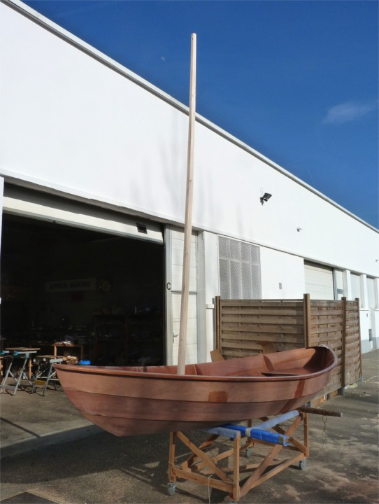 Entretemps j'ai ébauché le mât de Gustave, que voici en situation. Il reste à finir de le passer à l'octogone, à l'arrondir, à le poncer, à le passer à l'époxy et enfin à le vernir. On voit les retouches d'époxy que j'ai faites sur la coque de Gustave : elles ressortent en sombre sur la surface poncée. 