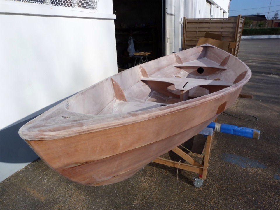 Après l'extérieur, je ponce l'intérieur du Skerry "Gustave". J'ai passé un minimum de deux couches d'époxy sur toute la surface afin de protéger le bois de l'humidité. Une fois poncée, cette époxy donne une surface très dure et lisse qui fera loupe sous le vernis. 