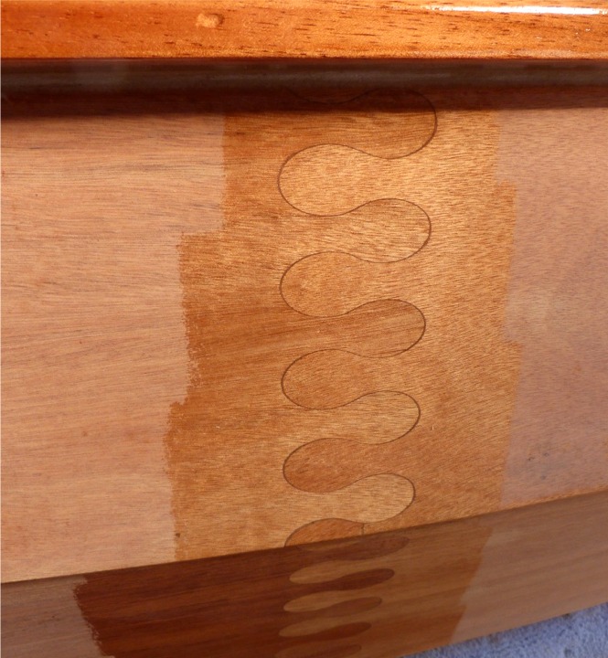 Gros plan sur les joints digitaux, sous la retouche d'époxy de la semaine dernière. Ces joints remplacent les scarfs dans les kits "modernes" car ils sont plus faciles à aligner : il suffit d'emboiter tous les "doigts" des deux éléments après avoir encollé la tranche du contreplaqué tout le long de la découpe. Il faut bien s'assurer que tous les "doigts" sont bien de niveau. 