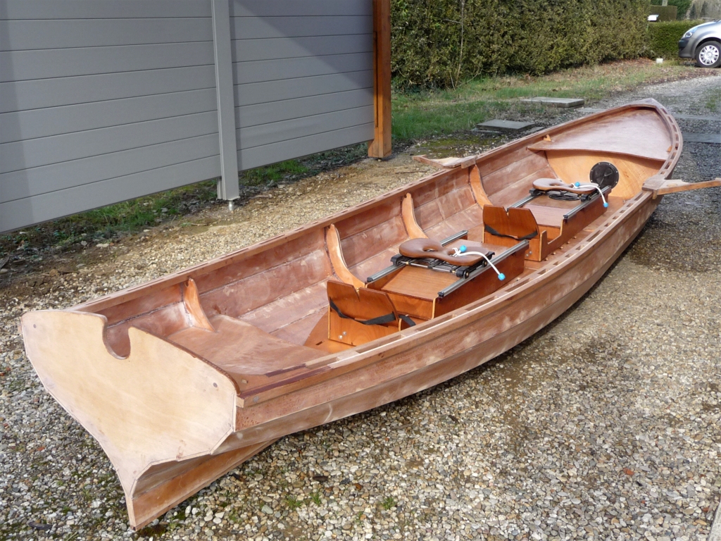 M&ecirc;me image avec un point de vue de trois quarts arri&egrave;re. Les "boites" des coulisses amovibles sont fix&eacute;es gr&acirc;ce &agrave; des vis qui prennent dans des inserts inox noy&eacute;s dans les planchers. Les planchers eux-m&ecirc;me sont fix&eacute;s par des targettes en laiton qui prennent sur les membrures. 