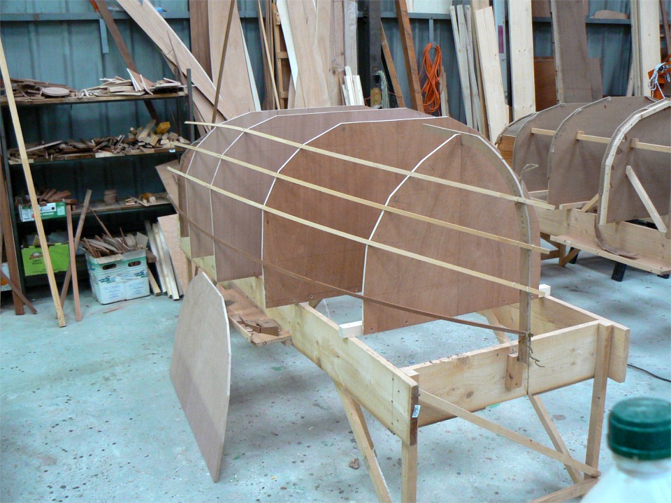 2 octobre : Je modifie le mannequin de construction d'Arwen pour lui donner plus de largeur à la sole et revoir le brochetage.