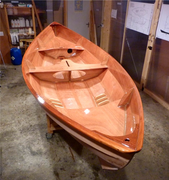 Ca y est, Gustave vient de recevoir sa quatrième couche de vernis : je laisse durcir trois jours et je retourne la coque pour attaquer la peinture... 