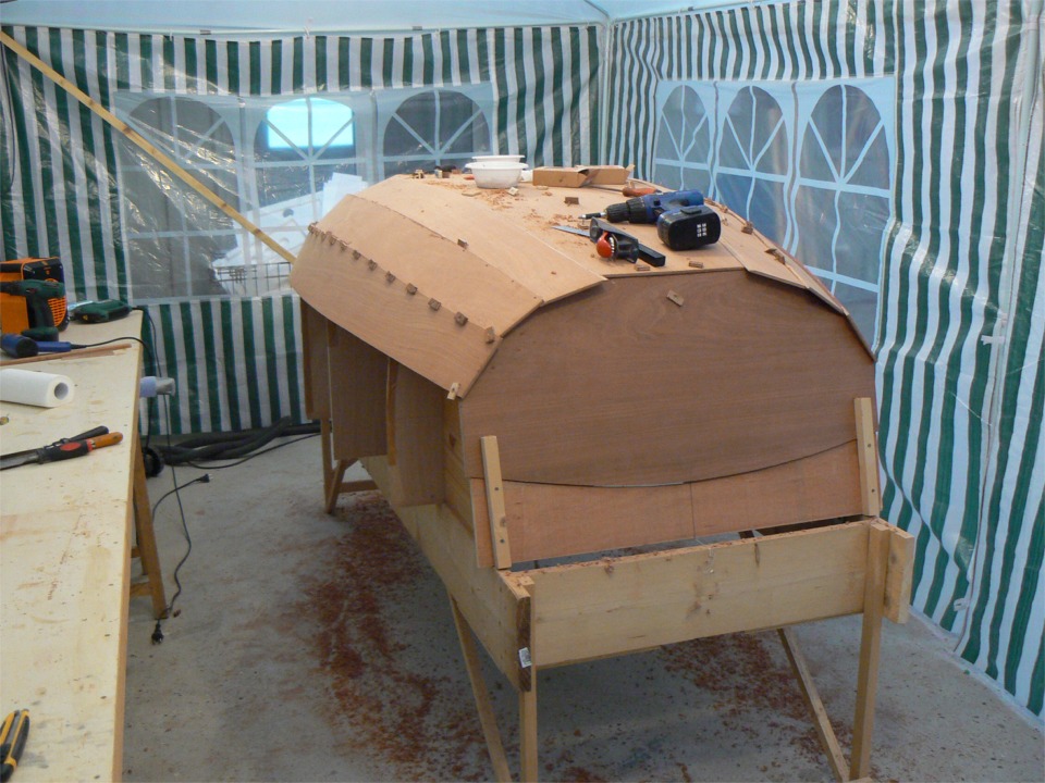 J'ai install&eacute; deux petits radiateurs &eacute;lectriques soufflants qui me permettent de maintenir dans la tente une temp&eacute;rature propice &agrave; la polym&eacute;risation de l'&eacute;poxy. 