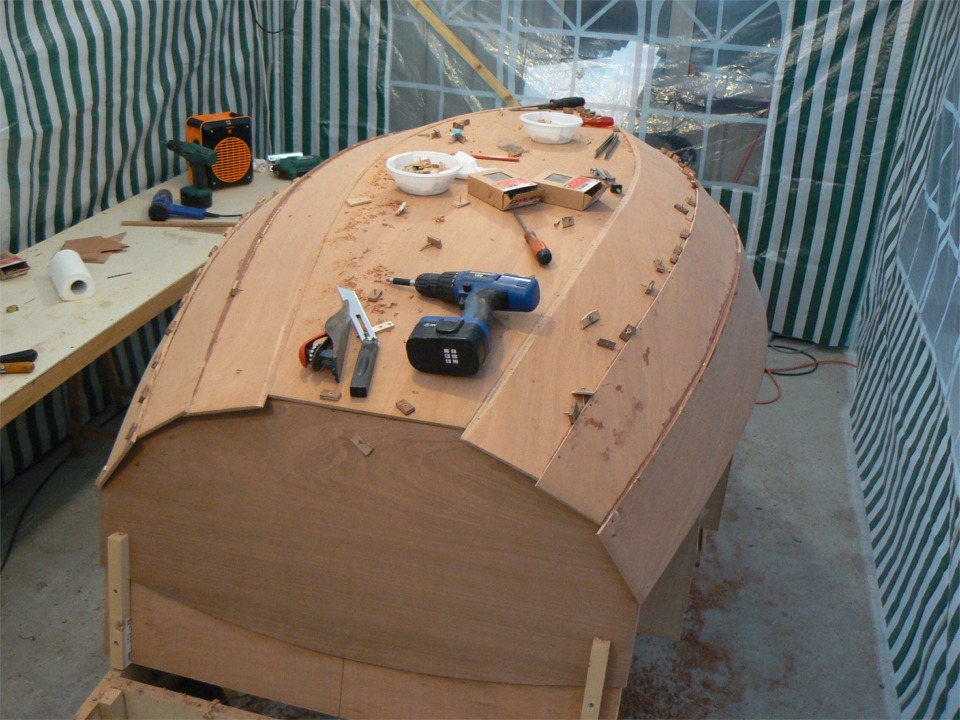 La "nouvelle Arwen" prend forme : une sole plus large et un bouchain très doux, réparti presque également sur les 4 angles des bordés. 