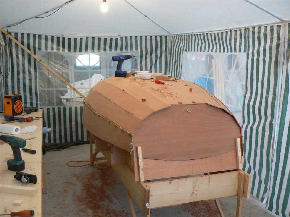 Le dernier bordé est collé, ce qui termine l'assemblage de la coque. 