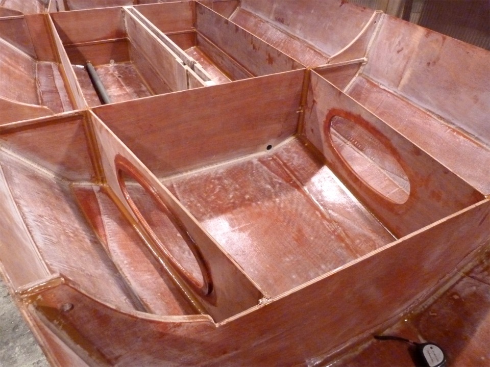 Gros plan sur les équipets du cockpit avant. Je suis fier de moi, car j'ai pensé à prévoir un petit trou (10 mm de diamètre) au point bas (arrière) dans ces cloisons pour évacuer l'eau qui rentrerait par les grandes ouvertures. J'y stockerai notamment l'ancre plate de 5 kg et les défenses, dont j'ai (aussi) vérifié qu'elles passent par l'ouverture. 