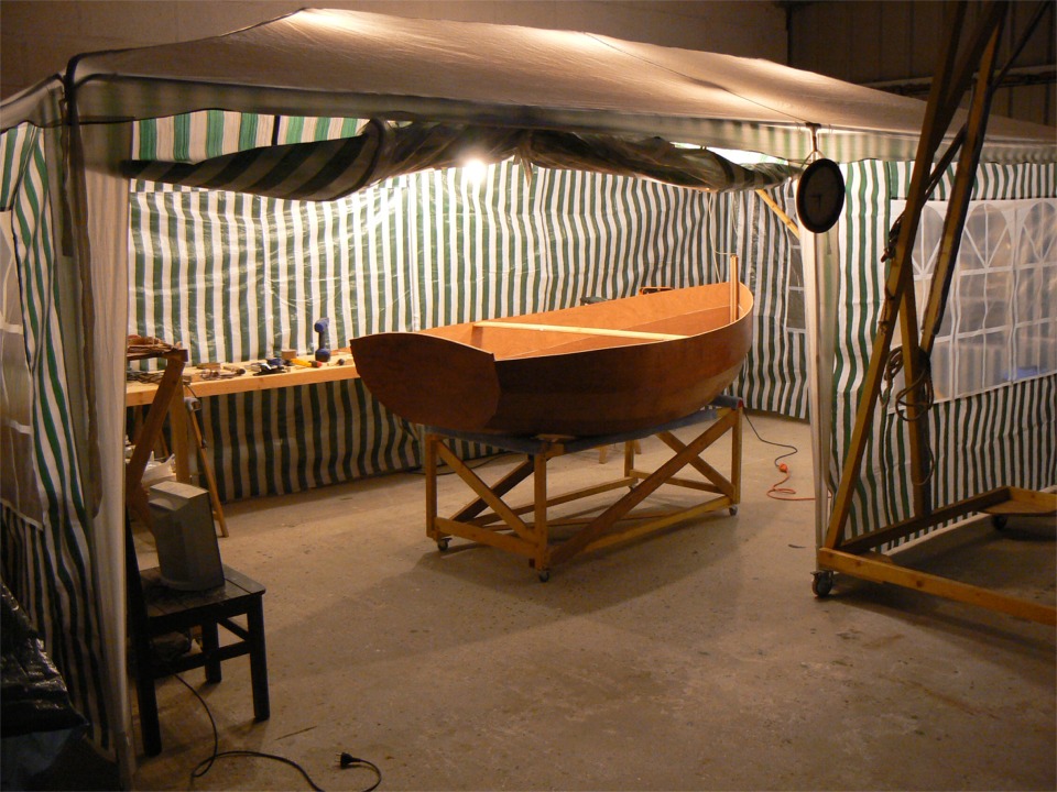 Retour au chaud pour reprendre le travail. A gauche au premier plan, c'est un radiateur électrique souflant. J'en ai installé 2 qui me permettent de gagner 10 degrés dans la tente. Cela facilite le démarrage de la polymérisation de l'époxy. 