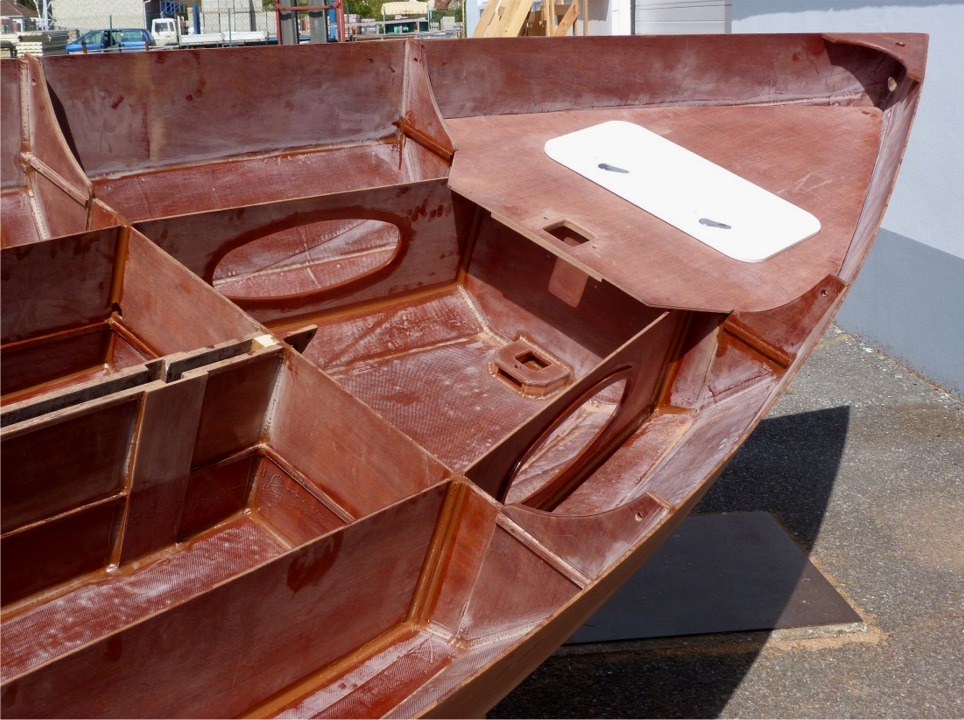 L'&eacute;tambrai est solidaire du dessus du caisson avant. Il manque encore deux renforts verticaux entre l'&eacute;tambrai et le pied de m&acirc;t, de part et d'autre. 