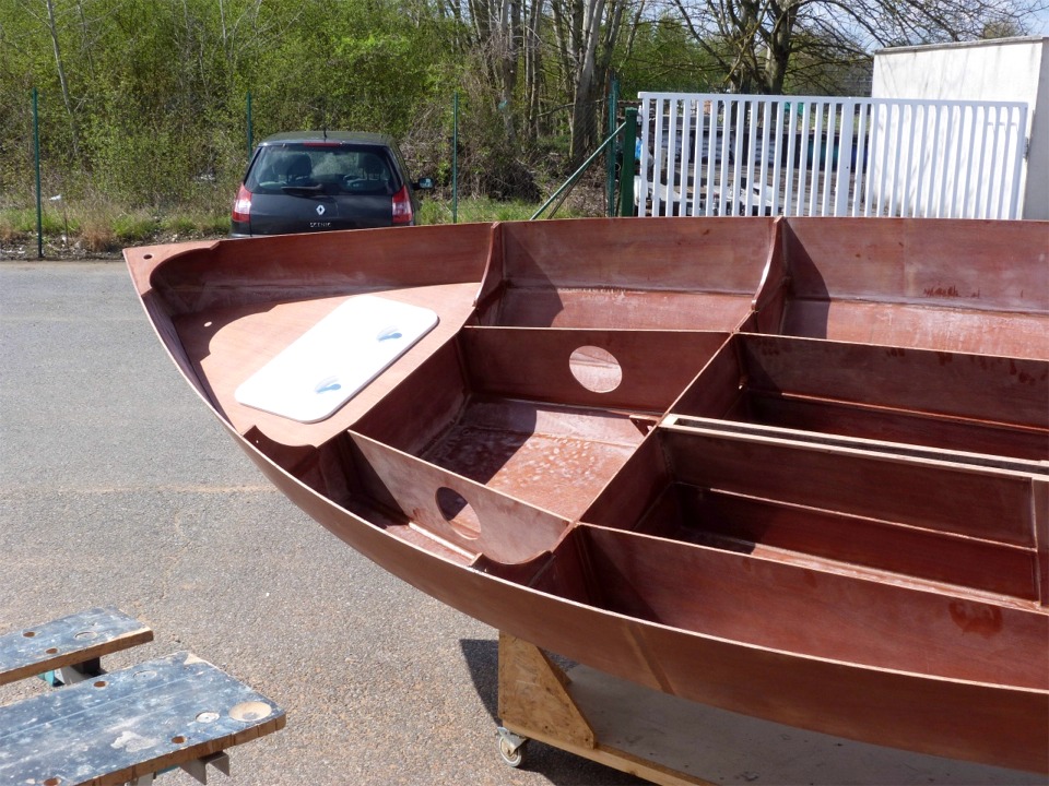 Ces trappes sont un peu envahissantes, mais il n'y a gu&egrave;re d'autre solution si l'on souhaite pouvoir stocker des objets volumineux dans ces caissons et assurer leur &eacute;tanch&eacute;it&eacute;. 