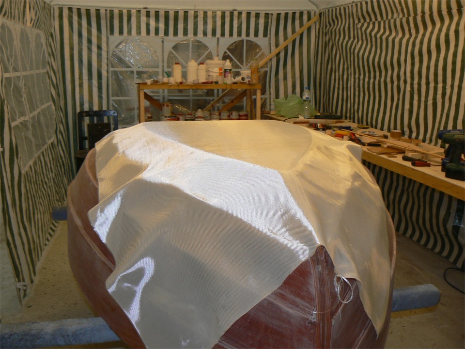 Pose du tissu de verre (sergé 160 g/m2) pour la stratification extérieure de la sole et des galbords. 