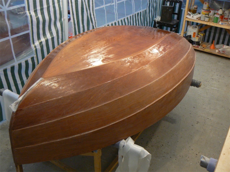 Tissu mouillé, tissu caché ! L'époxy rend le tissu de verre pratiquement invisible. 