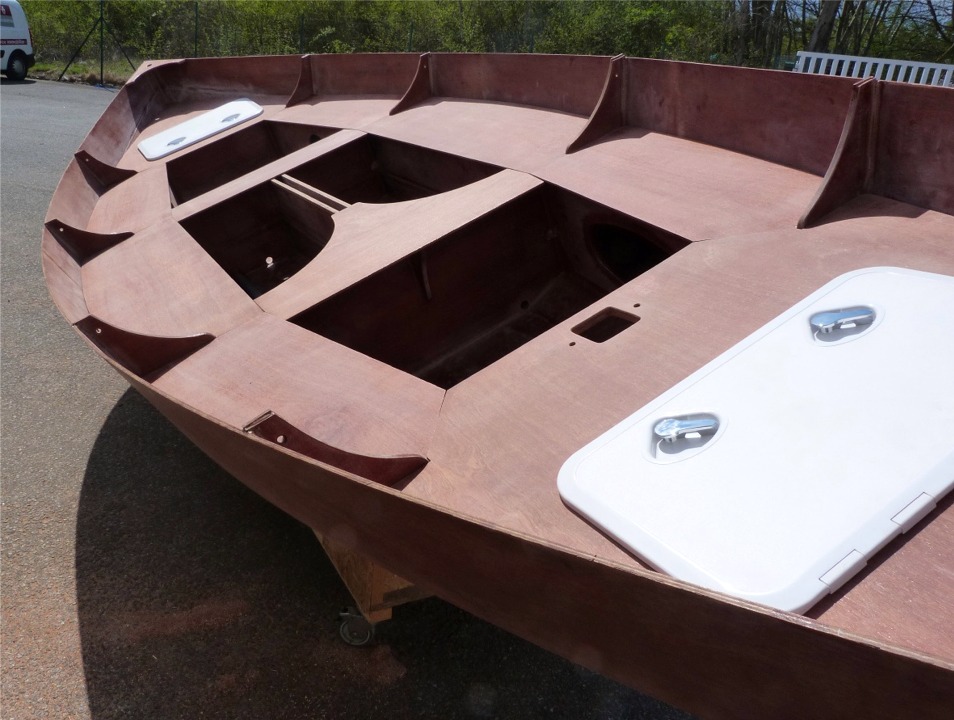 Puis j'ajoute encore les deux bancs transversaux. 