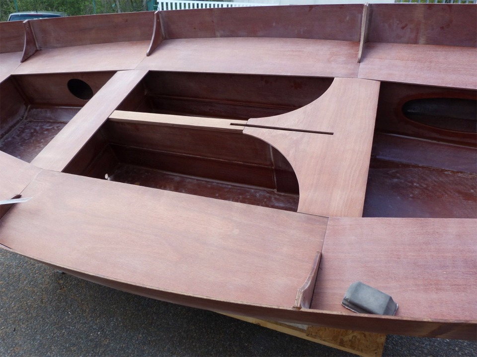 L'arri&egrave;re du banc avant s'allonge pour former deux &eacute;querres qui seront renforc&eacute;es pour reprendre les efforts lat&eacute;raux de la t&ecirc;te de d&eacute;rive. La d&eacute;coupe pour le passage de la d&eacute;rive n'est qu'esquiss&eacute;e, je l'&eacute;largirai &agrave; la d&eacute;fonceuse apr&egrave;s le collage. Cette pi&egrave;ce illustre le probl&egrave;me d'ajustage que pose la diff&eacute;rence d'incidence entre les dessus de caissons lat&eacute;raux avant et centraux : les joints d'&eacute;poxy charg&eacute;e dissimuleront la diff&eacute;rence de niveau (j'esp&egrave;re).